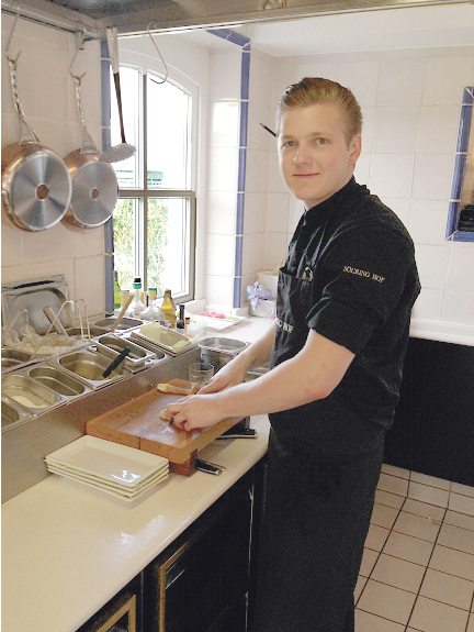 Pascal Leuthold kocht im Zwei-Sterne-Restaurant „Söl‘ Ringhof“ auf Sylt. Nächstes Jahr kehrt er nach Castrop-Rauxel zurück und unterstützt seinen Vater im neuen Café „1910“.