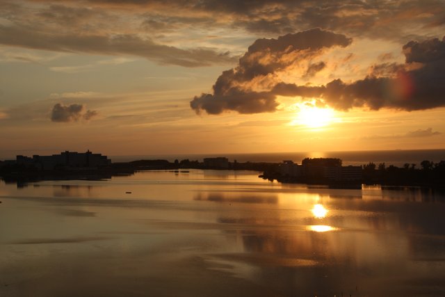 Der Binnensee Heiligenhafen leuchtet im Sonnenlicht