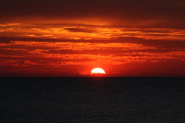 Die Sonne versinkt in der Ostsee