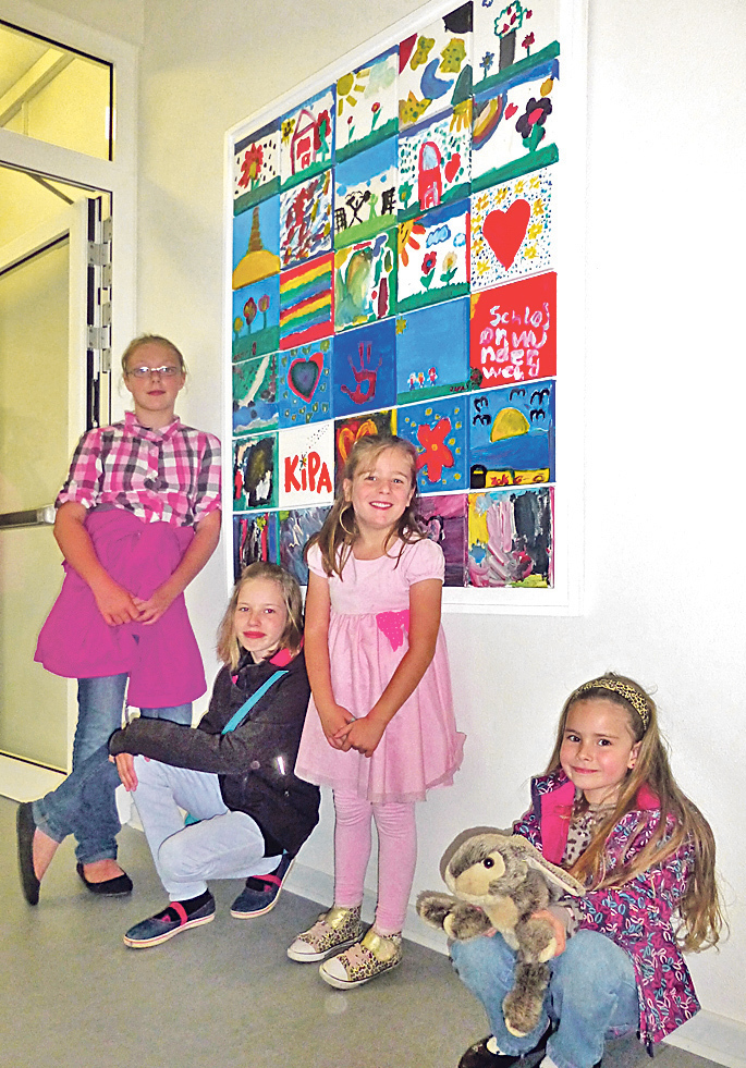 Das Foto zeigt v.l. Lea (11), Justina 10, Melisa (6) und Julie (6) mit dem Kunstwerk.
Foto: privat