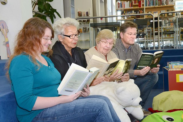 Monique Bergmann, Renate Schneider, Renate Schmitt-Peters und Thomas Brandt (v.l.n.r.) stellten vor Ort in der Brackeler Bücherei ihr neues Angebot für literaturinteressierte Senioren vor.