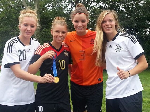 3x U20-Weltmeisterinnen und 1x U19-Europameisterin für die SGS Essen (v.l.): Madeline Gier, Linda Dallmann, Dominique Janssen und Margarita Gidion