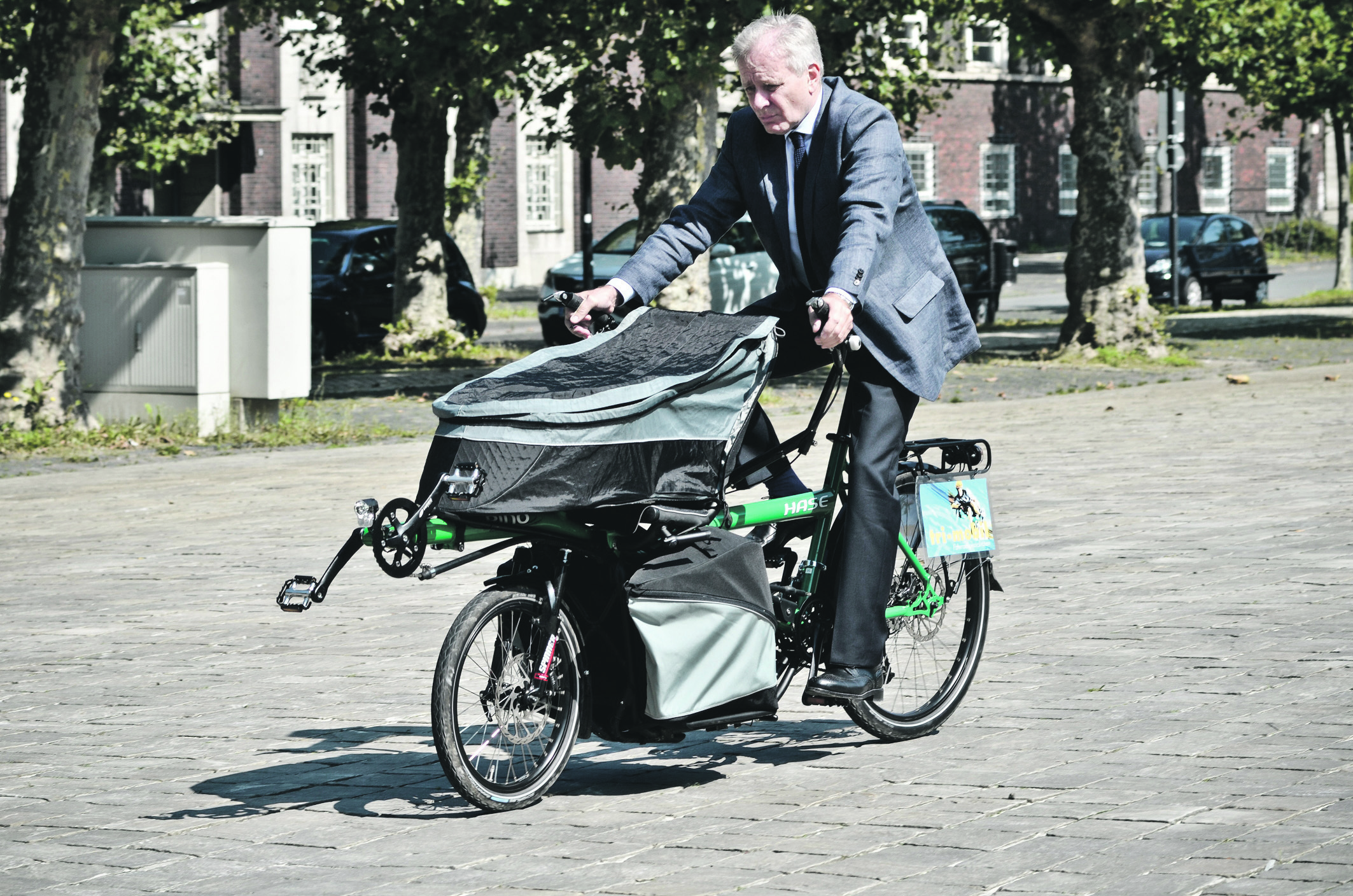 „Fährt sich prima!“ OB Horst Schiereck testet schon mal das Lasten-Fahrrad.