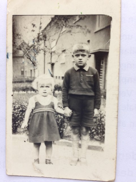 Ursula und ihr Bruder Karl an der Ecke Frauenfelderstraße/Honnerskamp in Altenessen; das muss etwa 1942 gewesen sein.