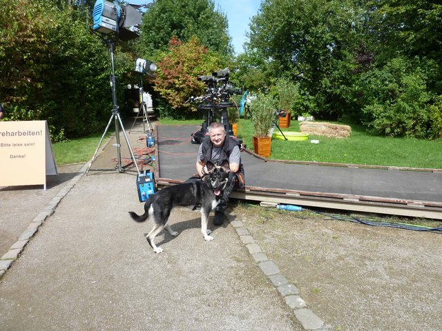 Uwe Dilthey, 1. Vorsitzender des Pro Vita Animale e.V., mit seinem Schützling Osho beim Dreh auf dem WDR-Gelände in Köln Foto: Pro Vita Animale e.V.