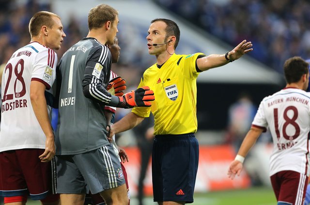 Manuel Neuer (m.) musste erstmals seit seinem Wechsel vom S04 zum FCB im Jahre 2011 einen Gegentreffer in der Veltins-Arena hinnehmen. Da halfen auch all' die Diskussionen mit dem Schiedsrichter nicht. Foto: Gerd Kaemper