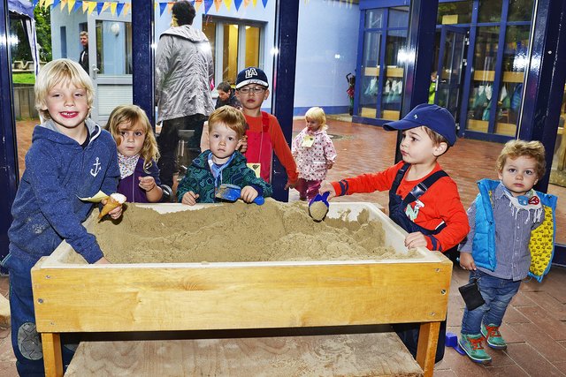 Großzügig verglaste Wände der Räume im Naturkindergarten bringen Spaß und Lust für die Kleinen ins alltägliche Leben. Foto: Kariger
