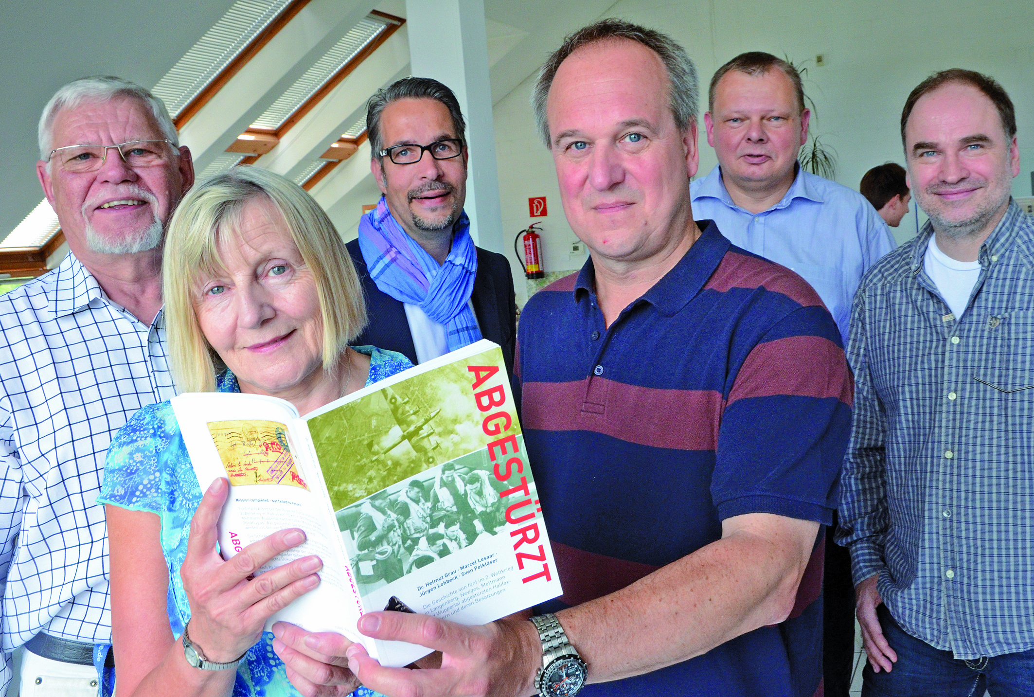 Teresa Church und Paul Knott (vorne) können in dem Buch „Abgestürzt“ das Schicksal ihres Vaters beziehungsweise Onkels und den anderen Besatzungsmitgliedern jenes Bombers nachlesen, der über Neviges im Herbst 1944 abstürzte. Dr. Helmut Grau (hinten, von links), Sven Polkläser, Jürgen Lohbeck und Marcel Lesaar haben diese und vier weitere Abstürze in der Region wissenschaftlich aufgearbeitet.