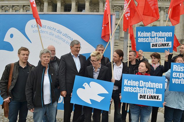"Der 1. September war der Tag, an dem der schlimmste Krieg in der Geschichte der Menschheit durch Deutschland begonnen wurde - der Zweite Weltkrieg. Hätte Deutschland 1945 nicht sagen müssen, dass wir nie wieder an Kriegen verdienen wollen", fragt Gregor Gysi zu seiner Rede in der Sondersitzung des Bundestages. Heute ist Deutschland drittgrößter Waffenexporteur der Welt und verdient an jedem Krieg. "Genau das steht uns nicht zu", so Gysi.