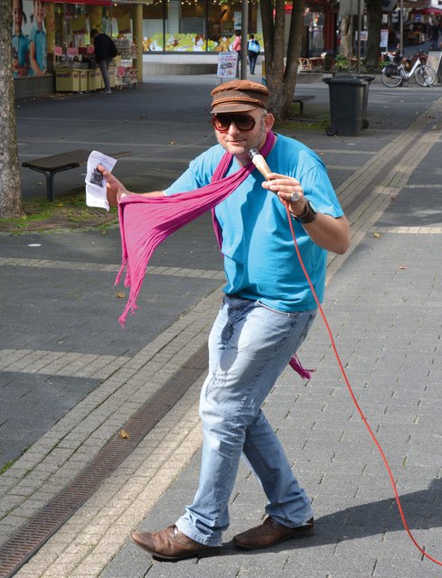 Dazu gehört auch eine lockere Hüfte, wie einst Elvis.