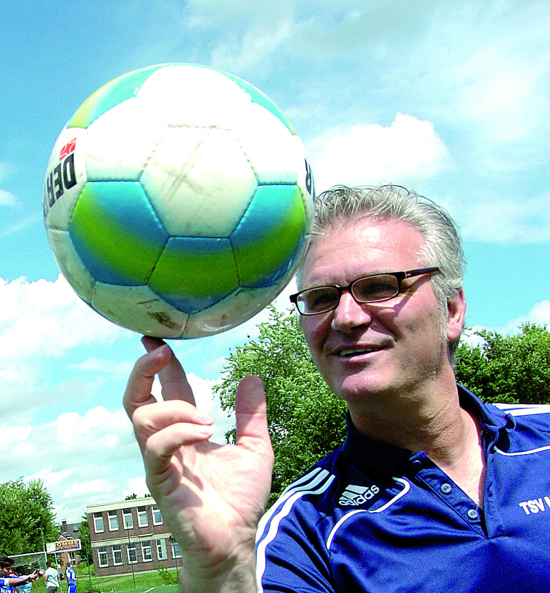 Trainer Holger Flossbach kommentiert exklusiv im Stadtspiegel und auf Lokalkompass den großen Fußball auf amüsante Art.