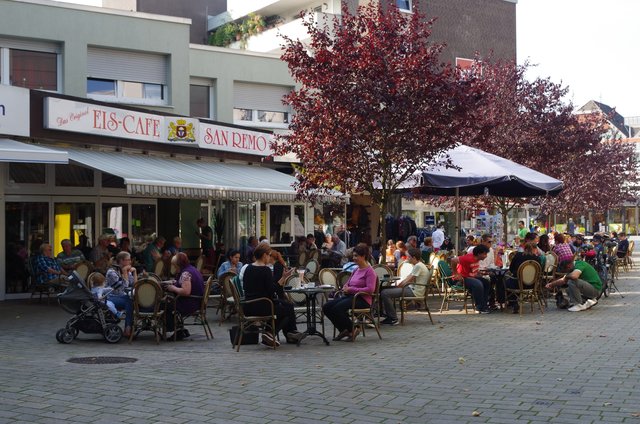 Beim Eiscafé "San Remo" ist es wirklich voll. Gut, dass es noch eine schmackhafte Alternative gibt.