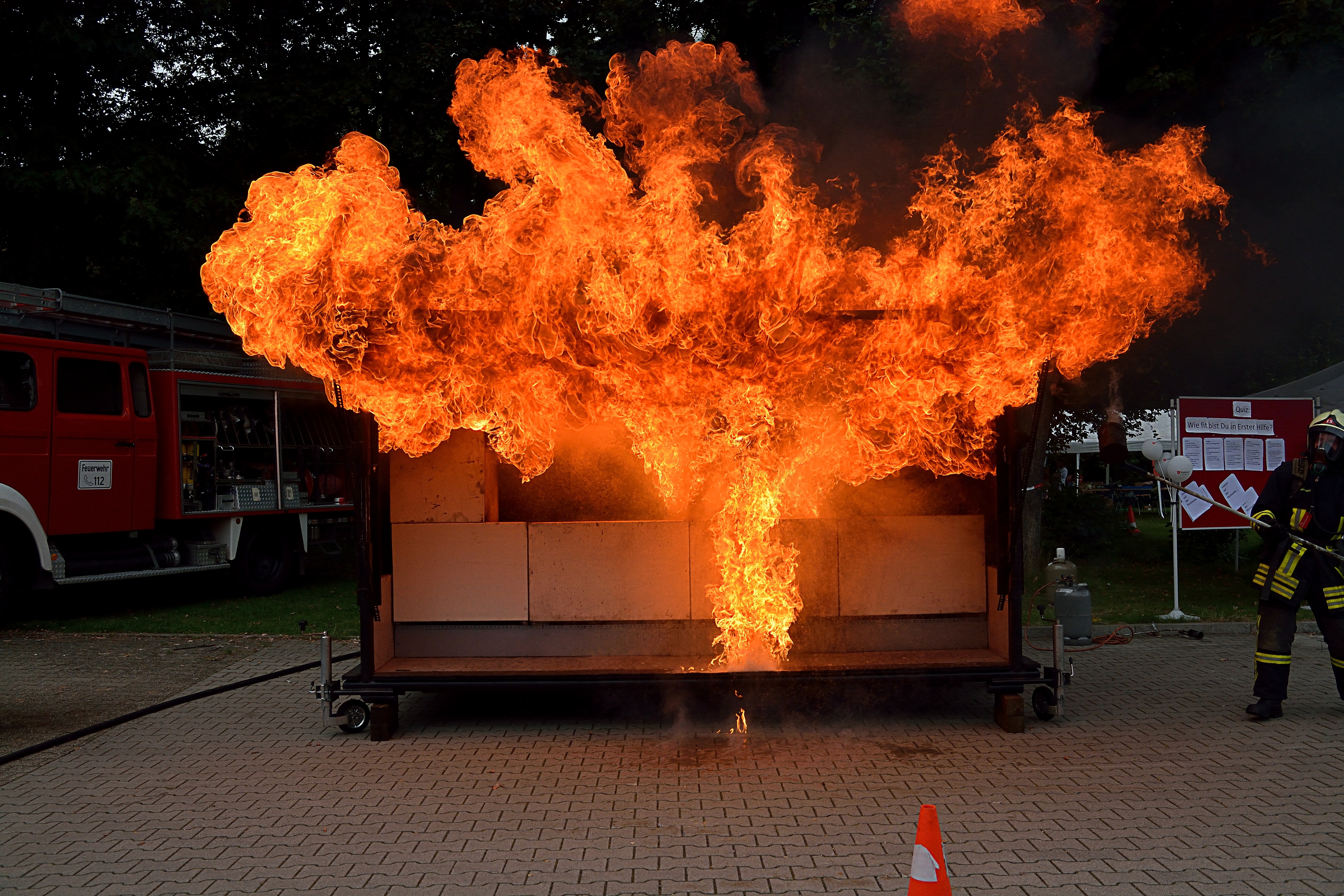 Fettexplosion Bekämpfen Sie niemals einen Fettbrand mit Wasser!.Tag der offenen Tür beim Löschzuges 15 -Scholven/Hassel- der Freiwilligen Feuerwehr Gelsenkirchen .(Foto:Kurt Gritzan)
