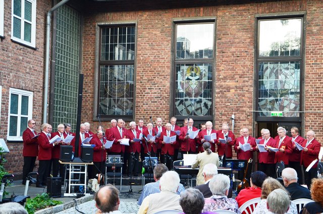Der MGV Liederkranz Barmingholten 1889 bei einem Sonntagskonzert im historischen Innenhof des Dinslakener Rathauses.