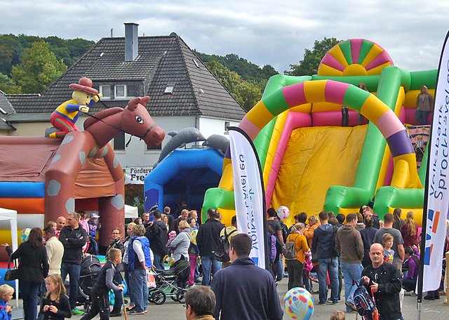 Auf dem Parkplatz der Volksbank gibt es ein großes Kinderland. Auch dort gibt es eine Bühne.