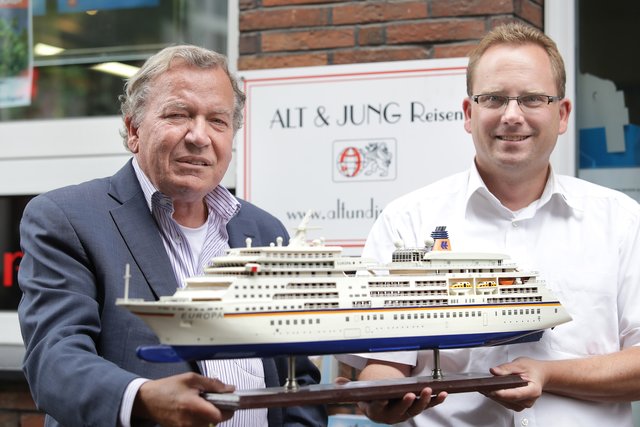 Seit vielen Jahren arbeiten Vater und Sohn bei „Alt & Jung Reisen“ Hand in Hand und bieten Reiselustigen – von jungen Familien mit Säuglingen bis hin zu betagten Rentnern – maßgeschneiderten Urlaub in nahezu jeden Winkel der Welt an.