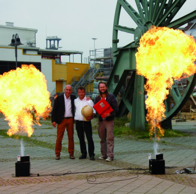 Wolfgang Dressler (l.) und Mano Oliveri von der Werbegemeinschaft sowie Feuerwerker Sascha Tietze (r.) hinter einem heißen Vorgeschmack auf zwei spektakuläre Abende beim 30. Wattenscheider Weinfest.