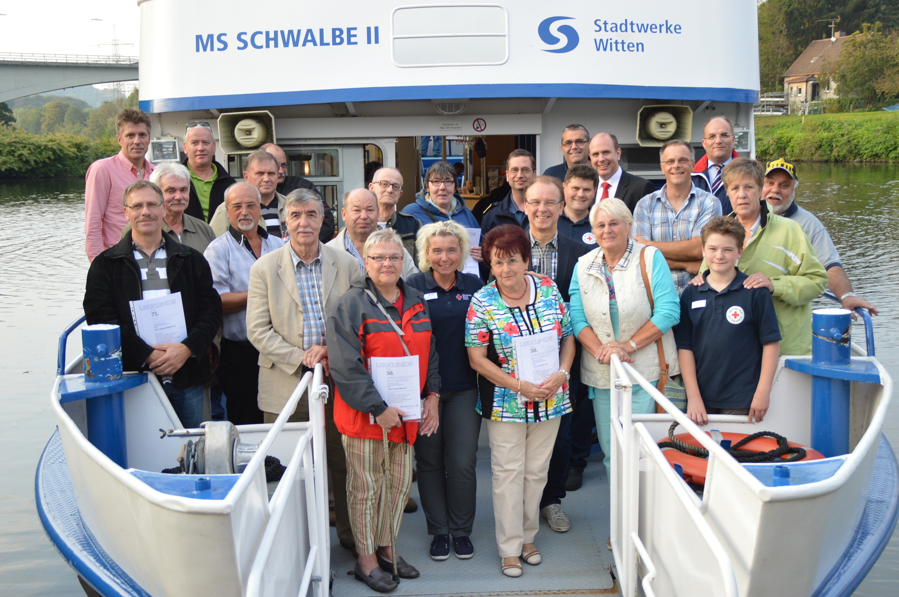 Die 2014er Blutspendejubiliare nach der Rundfahrt an Bord der MS Schwalbe II