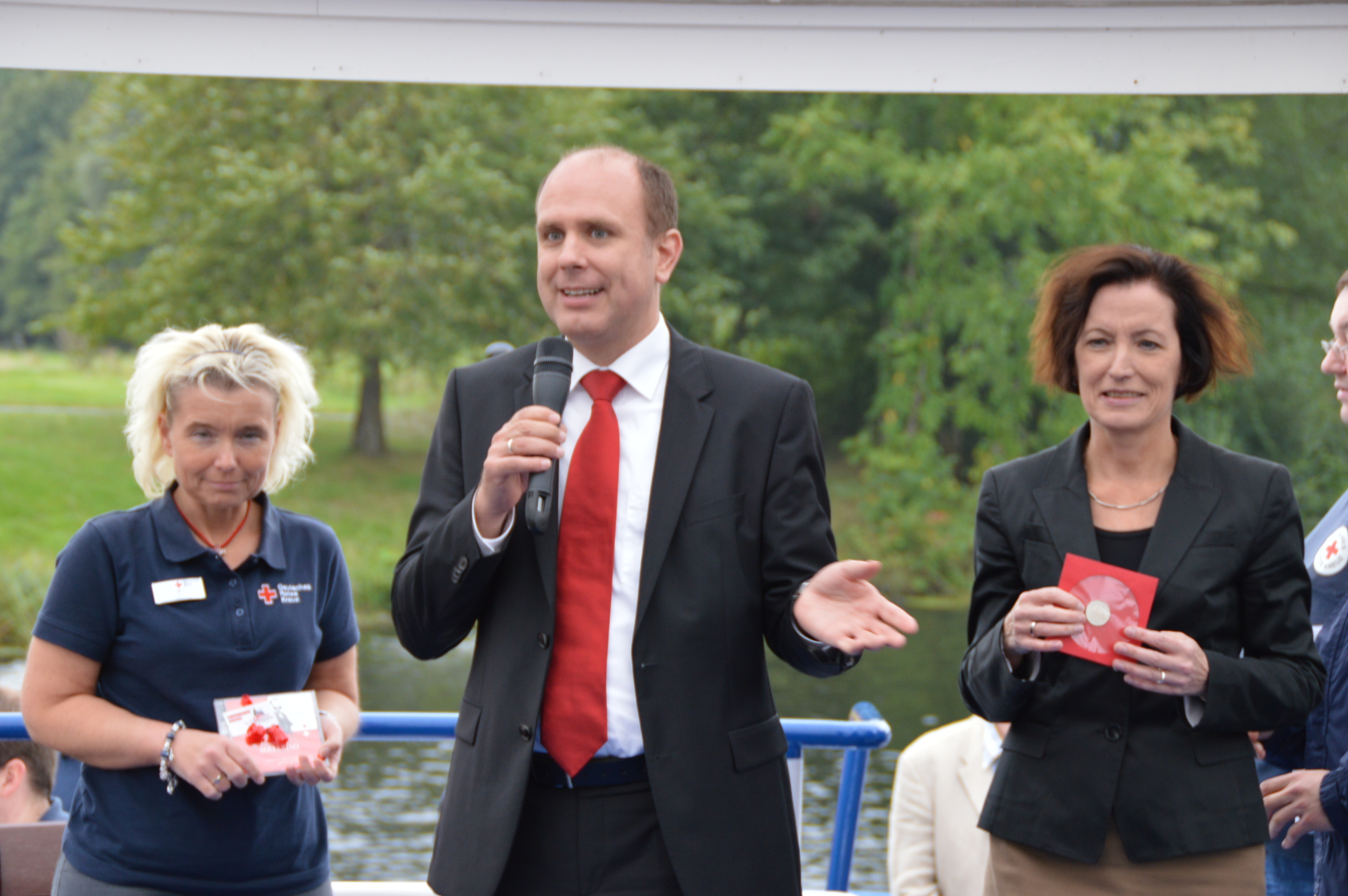 Kreisrotkreuzleiterin Tanja Knopp, Präsident Dr. Georg Butterwegge und Bürgermeisterin Sonja Leidemann im Rahmen der Blutspenderehrung