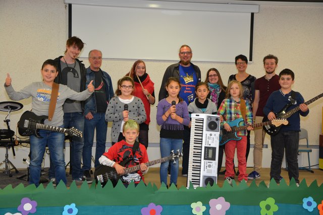 Die Band mit Luxuslärm-Schlagzeug Jan Zimmer (2. v. l.) und Lehrern.