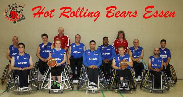 Das „Bären Team 2014/2015“ (v. li.): Jens Hillmann (5), Marcel Baumann (19), Hannfrieder Briel (15), Michelle Maul (11), Markus Schmitz (10), Spielertrainer Mimoun Quali (6), Romario Biswane (18), Niclas Fengels (9), Markus Pungercar (13), Ahmet Dogan (14), Willem Eikelboom (7); hinten: Betreuer Silke & Gerd Berger; es fehlen: Ali Macow (8) und Jan-Mark Matthias (17)