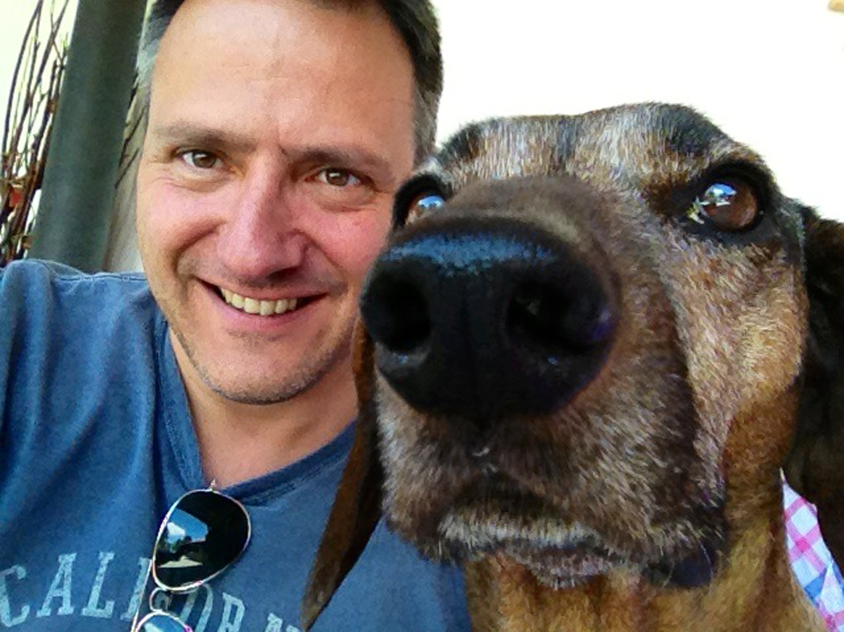 Krimiautor Martin Calsow und Hundedame Lumpi kommen am 30. September 2014 zum Hof Wesels nach Herten.