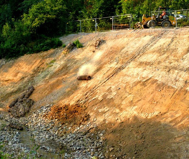 Eine Steinwalze rollt den Hang hinunter.