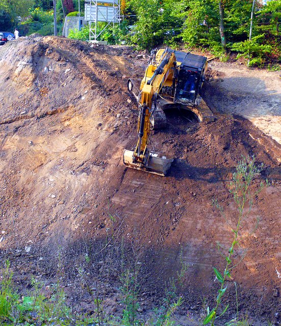 Mit schweren Gerät in der Hanglage.