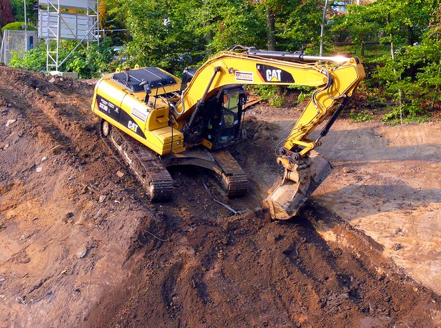 Die ehemalige Arbeitstrasse wird verfüllt und der Hang moduliert.