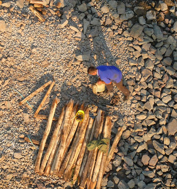 Befestigungsarbeiten  am Bachgrund