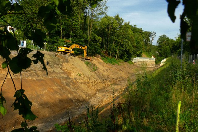 Abschlußarbeiten am renaturierten Borbecker Mühlenbach