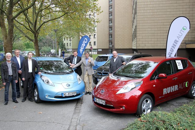 Vertreter des Bochumer Akafö und RUHRAUTOe eröffneten am Studentenwohnheim an der Stiepeler Straße 71 eine neue Elektroautostation.