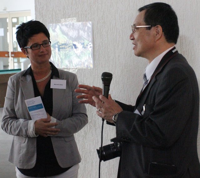 Prof. Sugatani im gespäch mit Manuela Völkel