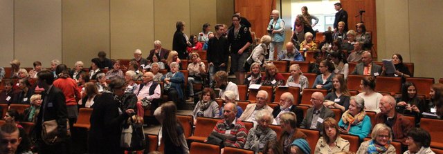 Der Saal ist bis zum letzten Platz gefüllt.