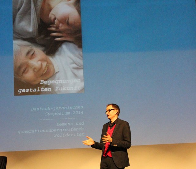 Christian Bach, der Moderator begestert das Publikum.