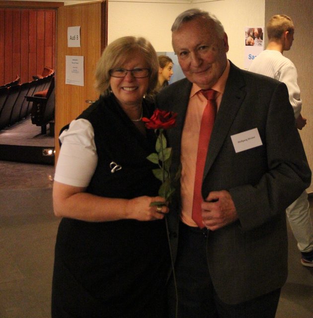 Herr Strober aus Stuttgart übereicht Marita Gerwin einen Rose