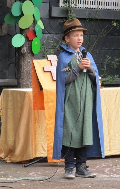 Ein Schüler erzählt als Franziskus von der Begegnung mit Jesus vor dem Kreuz in der Kirche San Damiano