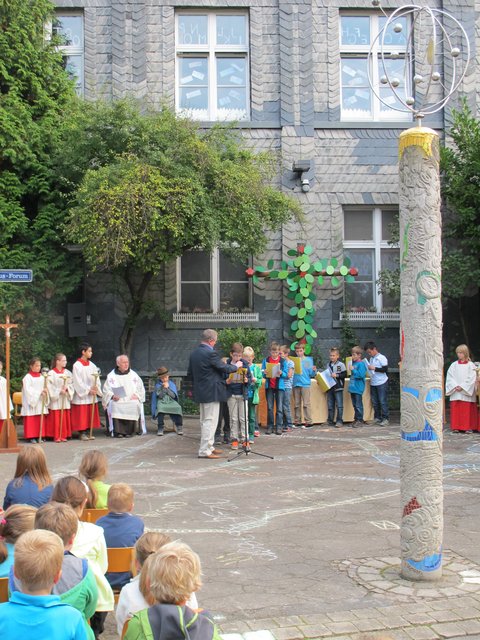Betonrelief-Säule zum Sonnengesang des Franziskus von Egon Stratmann Hattingen