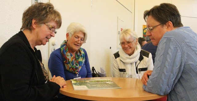 Kinderliteratur wird angeschaut