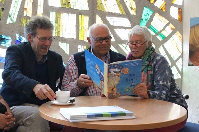 Vertieft in die Bilderbücher