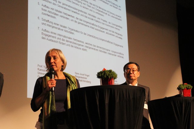 Helga Schneider-ScheltD, Vertreterin der Deutschen Alzheimer Gesellschaft aus Berlin und Prof. Sugatani im Gespräch