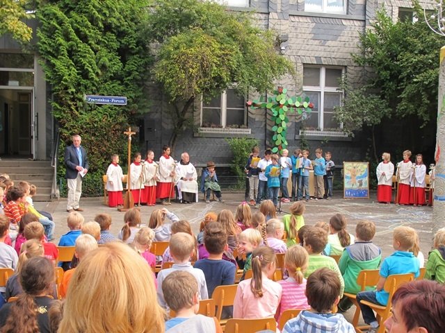 Im Franziskusforum des Schulhofs fand der Gottesdienst statt.