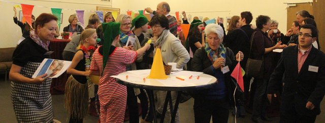 Kinder interviewen die Gäste des Symposiums