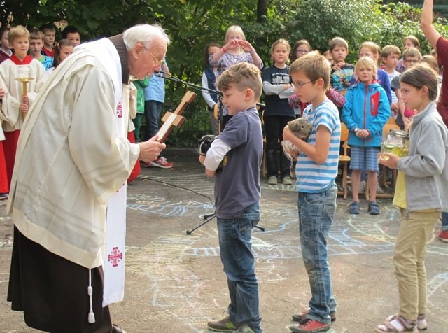 Pater Bernardin Schröder OFM vom Franziskanerkloster Neviges segnet die Tiere