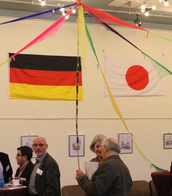 Jede Hand wird gebraucht, um das Zirkuszelt aufzubauen.