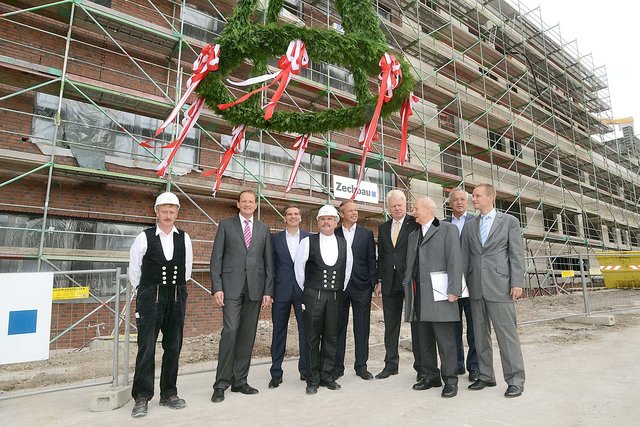 Mit Prof. Gerber, den Investoren un den Handwerkern feierte die Stadt am U das Richtfest des zukünftigen Berufskollegskomplexes. | Foto: Schmitz