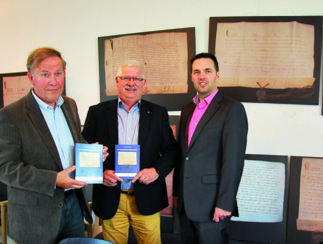 Von wegen „trockene Urkunden“ (vl): Autor Hans-Georg Steiffert, Michael Urban (Vizevorsitzender des Fördervereins Kloster Graefenthal) und Camiel Engelen (Pächter des Klosters und Beisitzer im Förderverein) mit dem neuen Band, der die Geschichte des Klosters beleuchtet. Foto: Cora