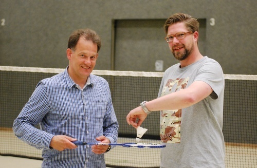 BBG-Vorsitzender Michael Fischedick und Marc André Kopatz (ehemals Vorstand 1. BC Kirchhellen) machten im Sommer die Fusion der Vereine perfekt – und starten nun die „Badminton-Offensive“. Foto: BBG