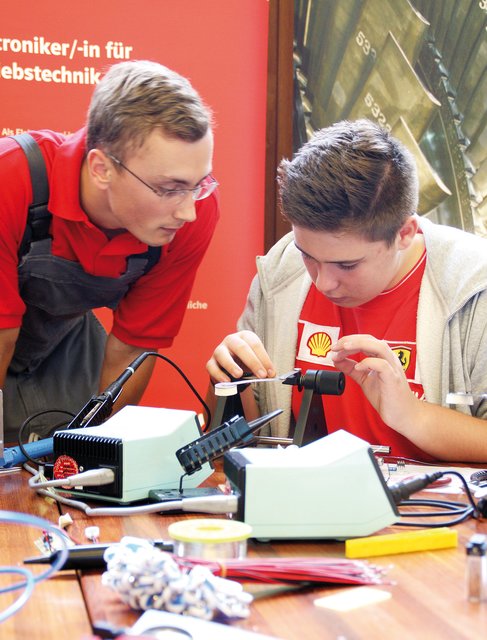 Ran an den Lötkolben: Jannis Geppert (re.) von der Brandt-Gesamtschule schnupperte in die Praxis rein.