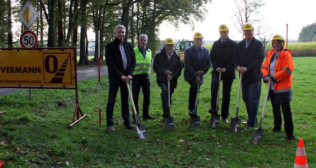 Harald Nübel, stellv. Landrat (Mitte), gab gemeinsam mit Dorstens Bürgermeister Tobias Stockhoff (3.v.r.) sowie den Bauverantwortlichen den Startschuss für den Neubau des Rad-Gehwegs entlang der K7 (Höfer Weg). | Foto: Kreis Recklinghausen